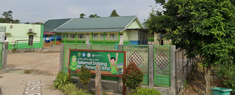 Kepala sekolah dan guru SD Islam Imam Syafi'i Sangatta
